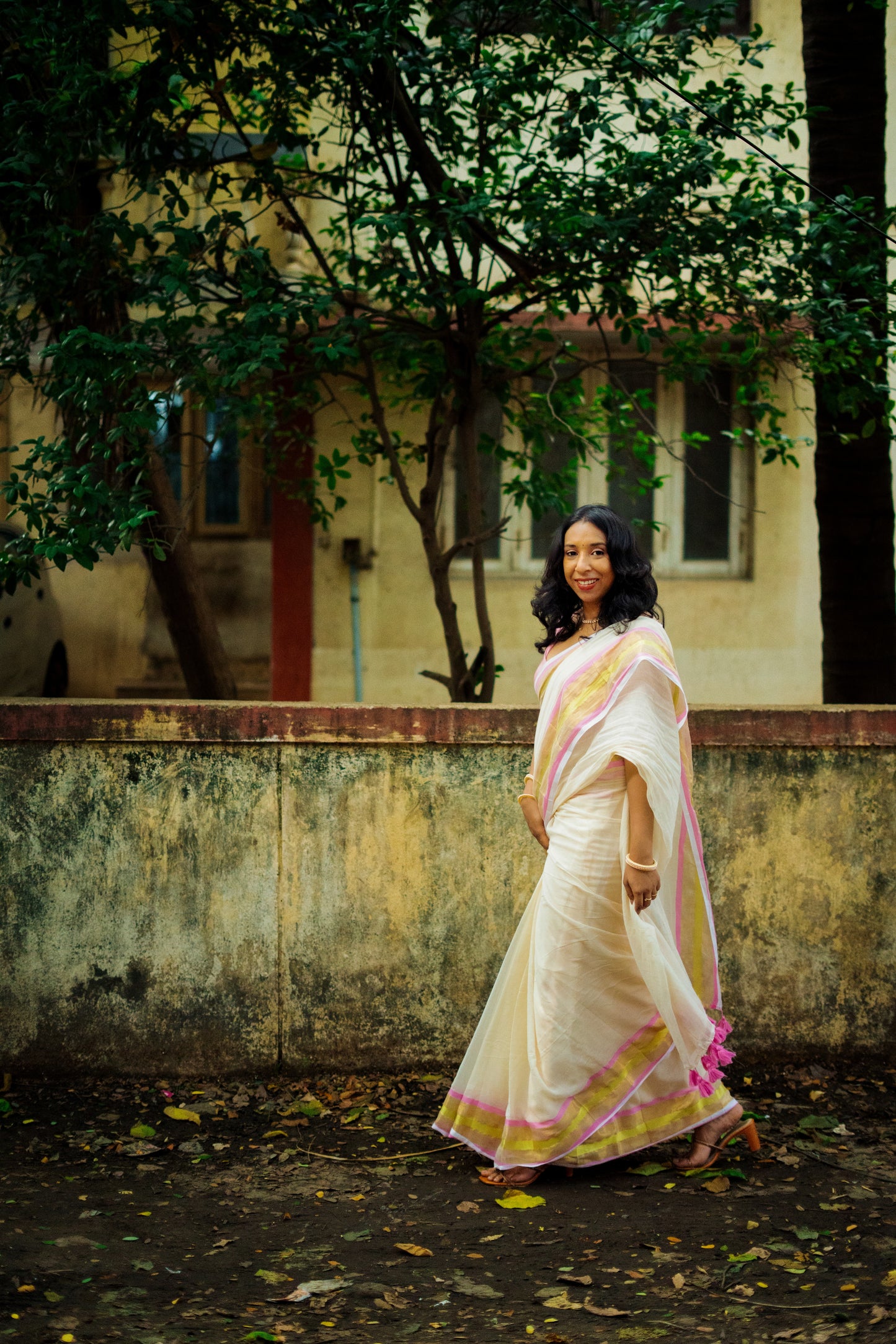 Chandrika – Off-White Mull Cotton Saree with Gold & Pink Border