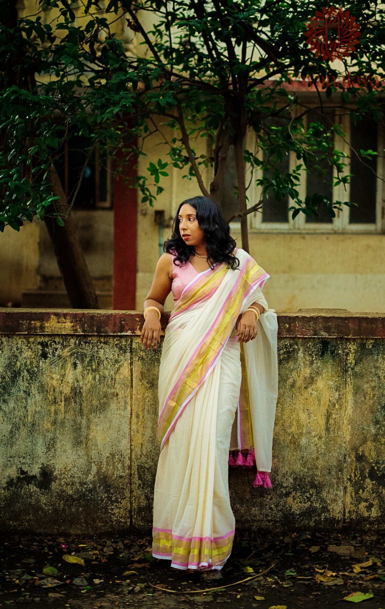 Chandrika – Off-White Mull Cotton Saree with Gold & Pink Border