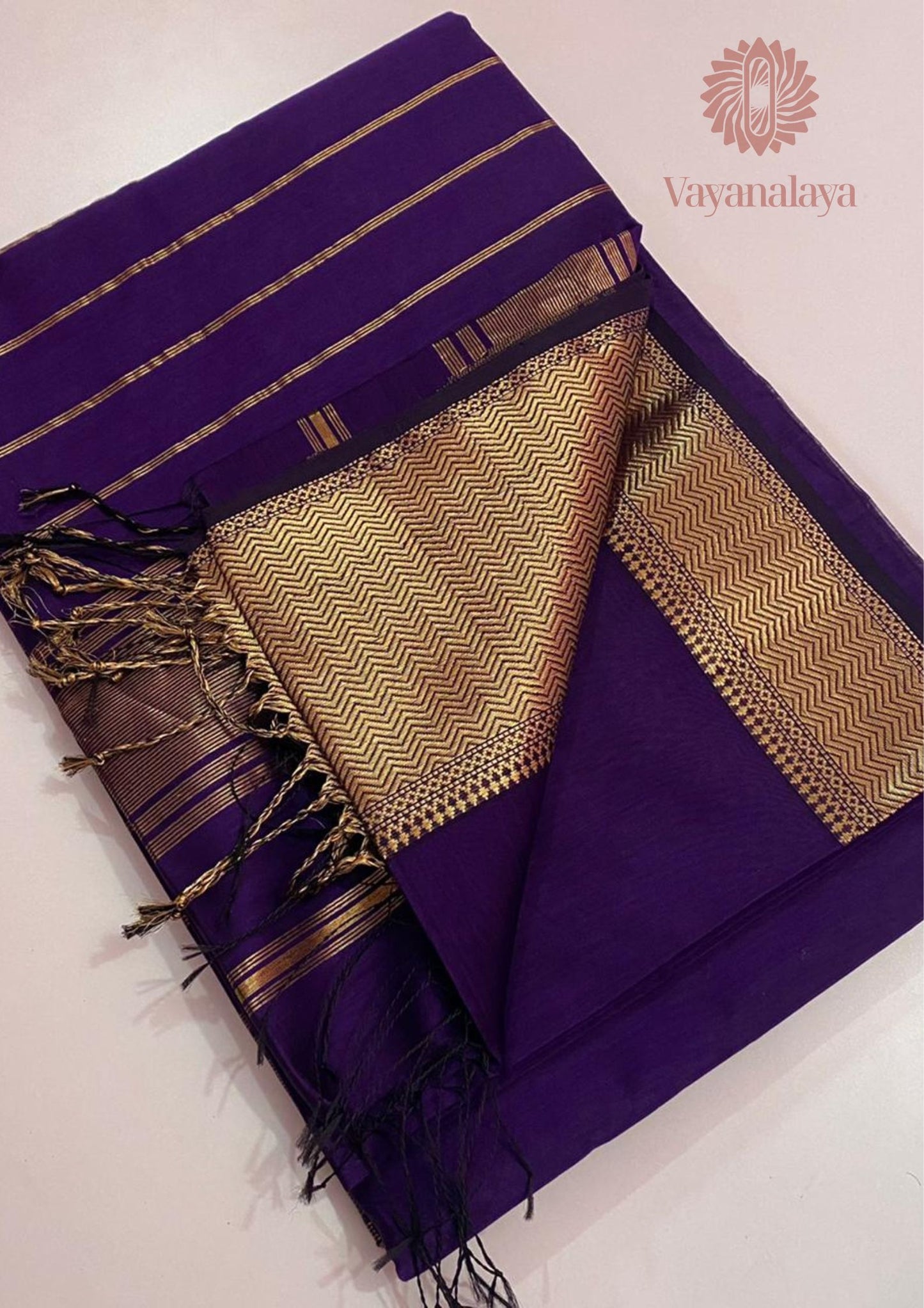 Maheshwari silk cotton saree with zari border